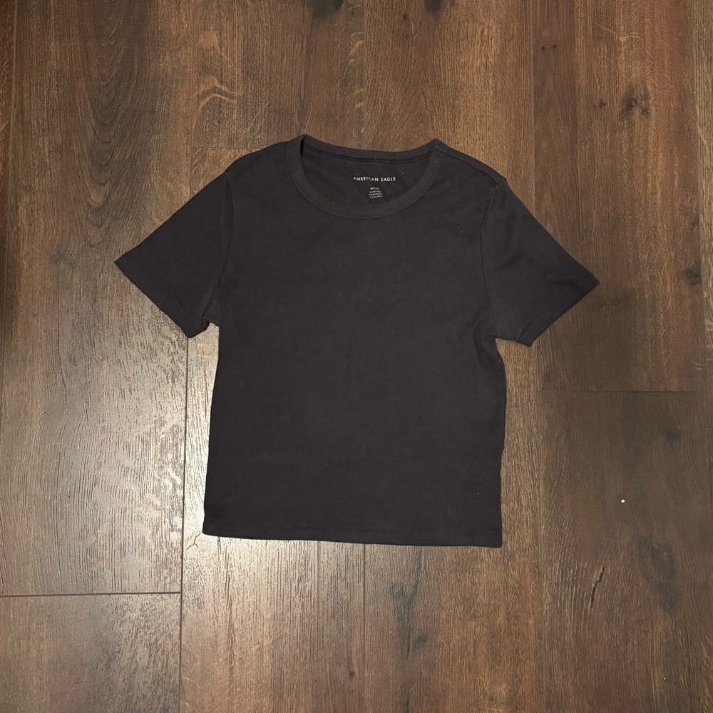 American Eagle slightly cropped baby tee. Size small.